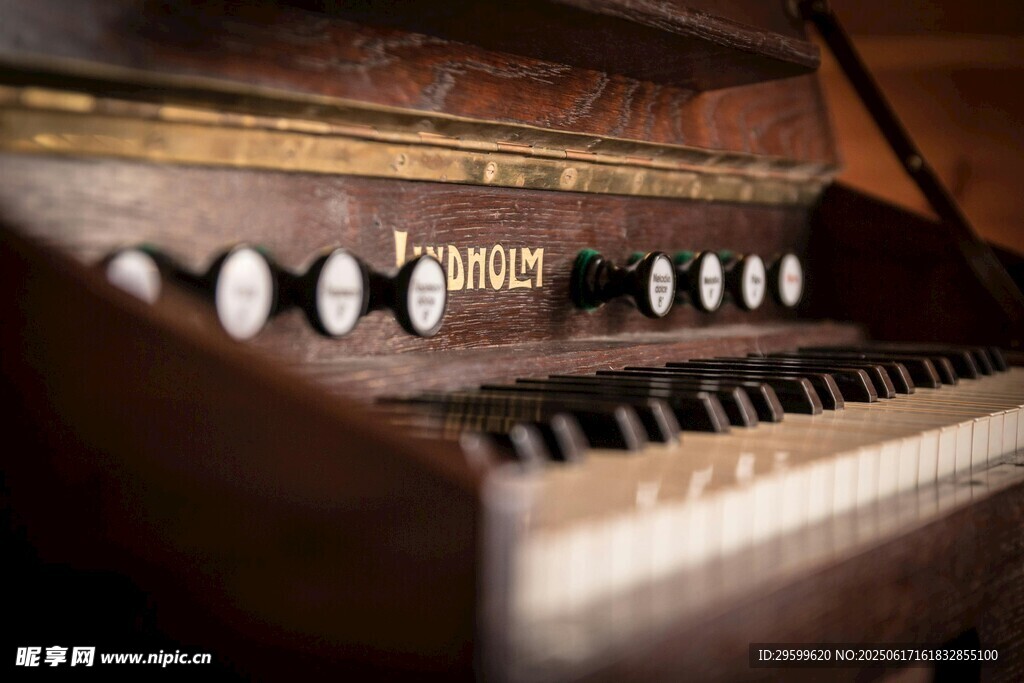 复古钢琴局部特写