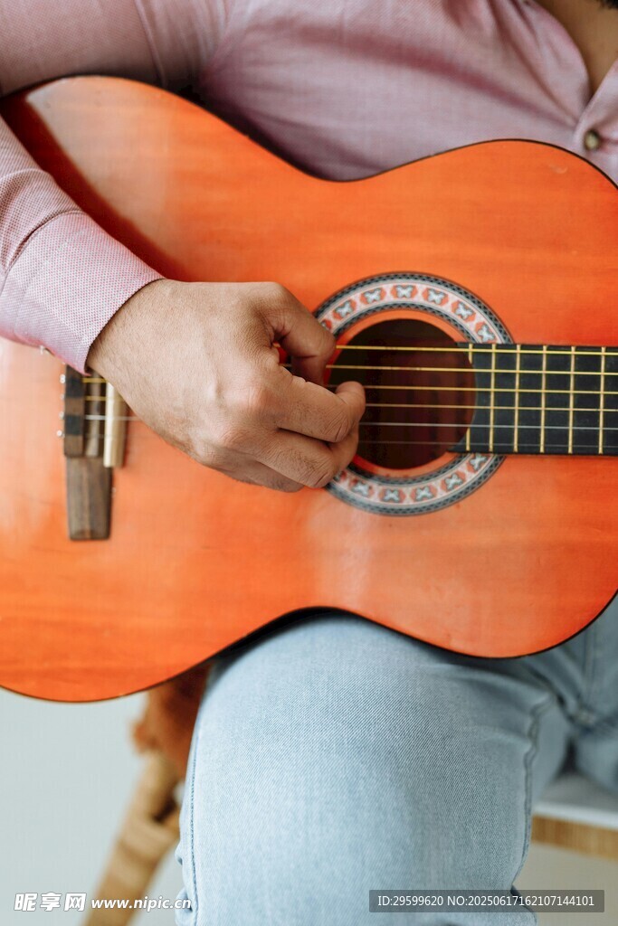 弹奏木吉他的手部特写