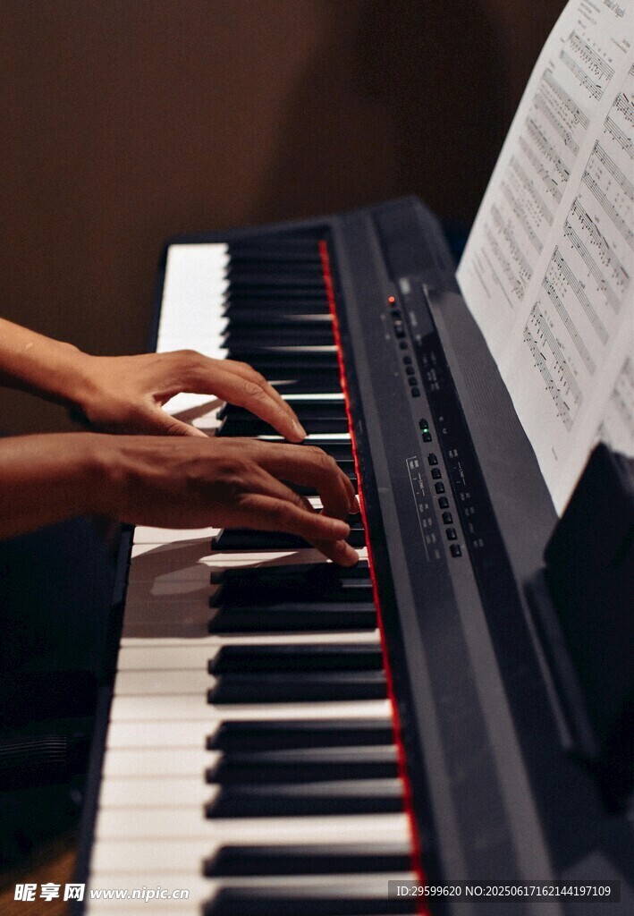 双手弹奏钢琴的优雅瞬间
