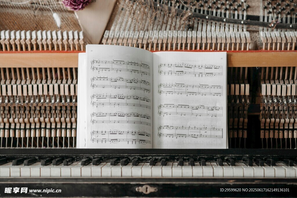 钢琴上翻开的乐谱