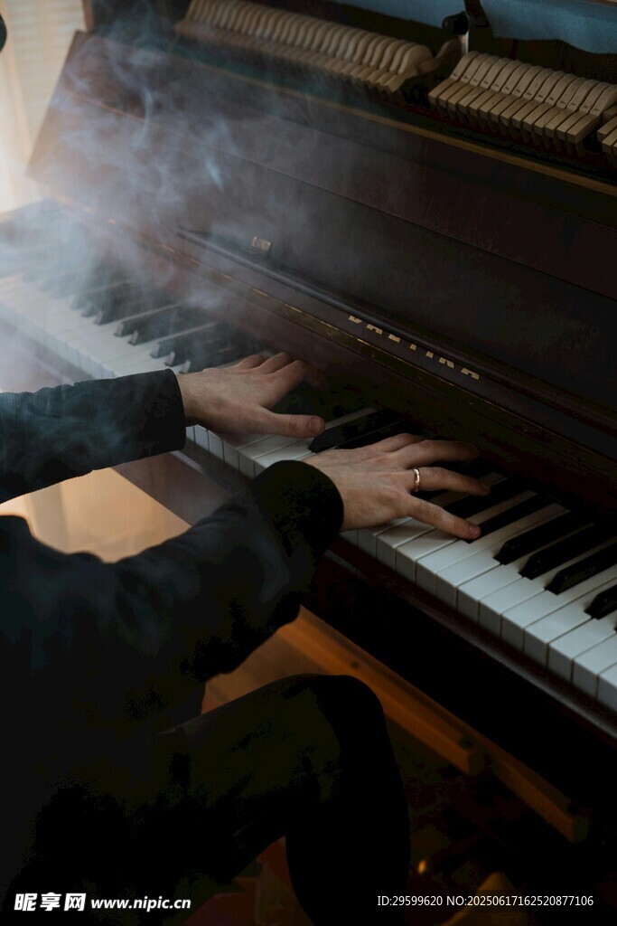 手指在钢琴键上灵动跳跃