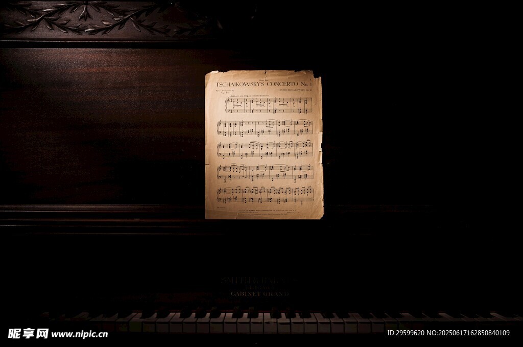 古老书页在微光中静静展现