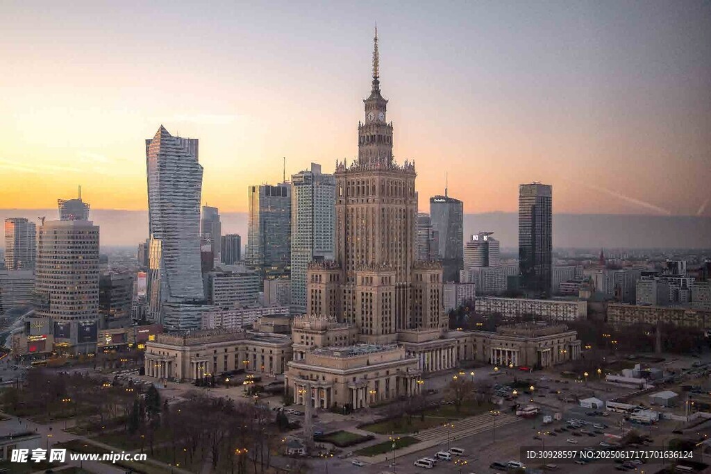 华沙城市天际线黄昏美景