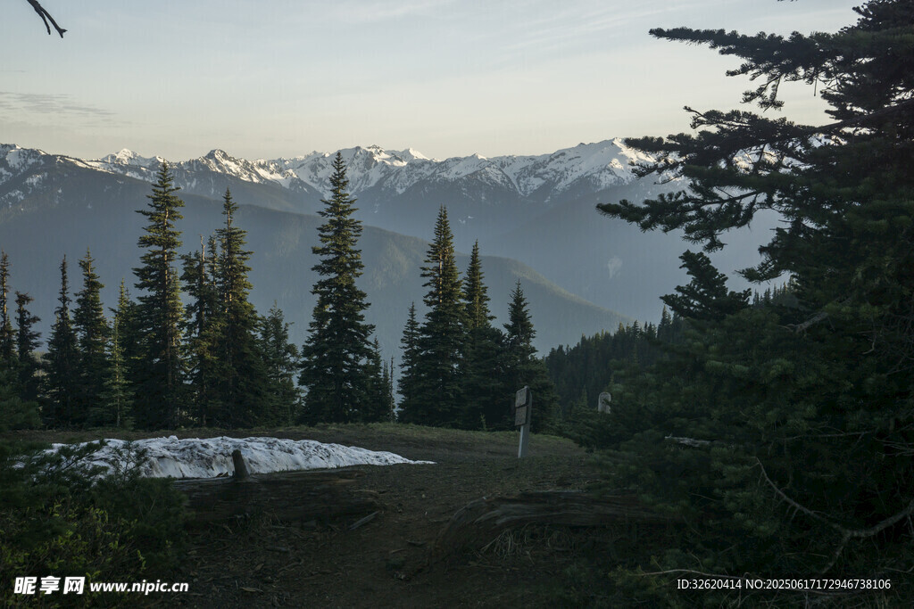 山林间的雪山美景