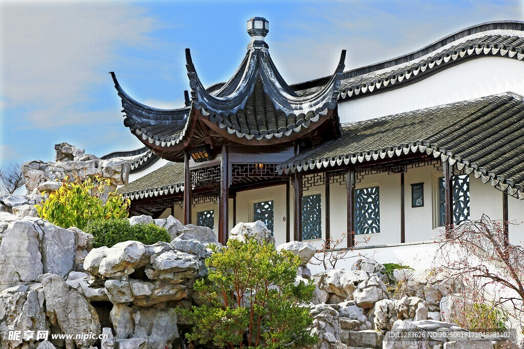 中式古典建筑与假山景观