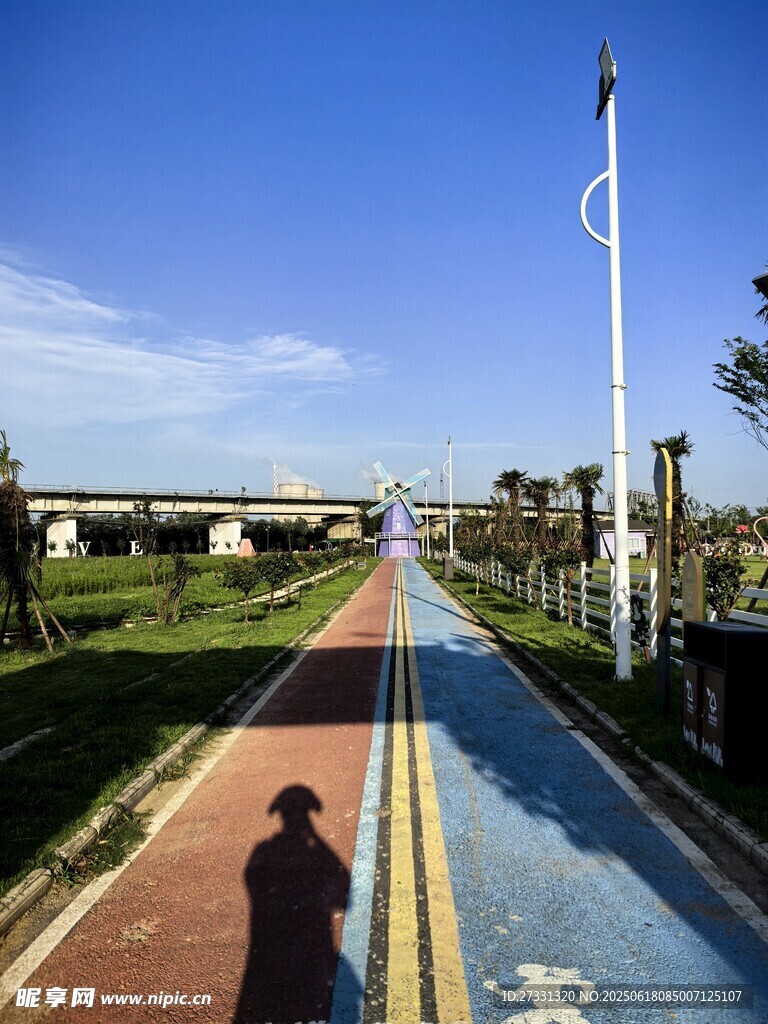 彩色步道上的美丽户外风景