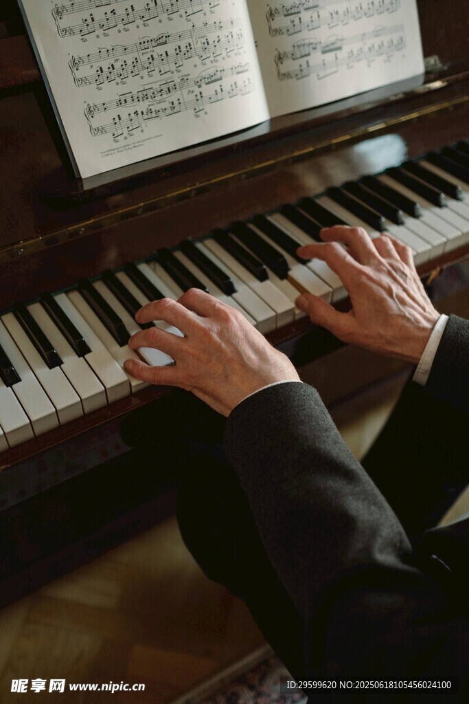 双手弹奏钢琴的优雅瞬间