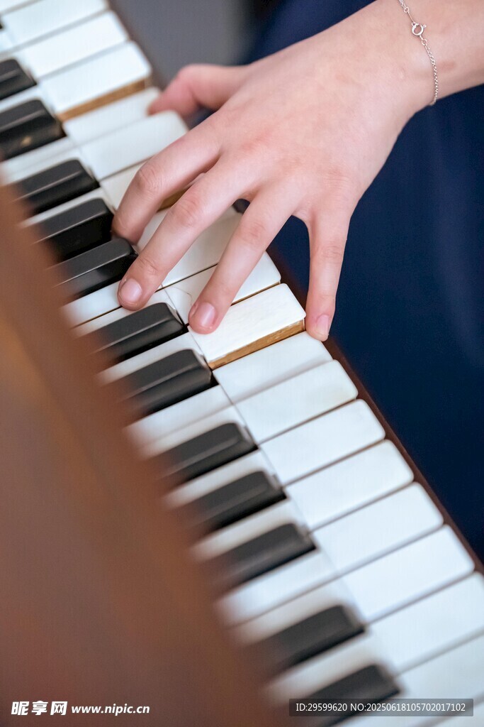 手指在钢琴键上的灵动瞬间