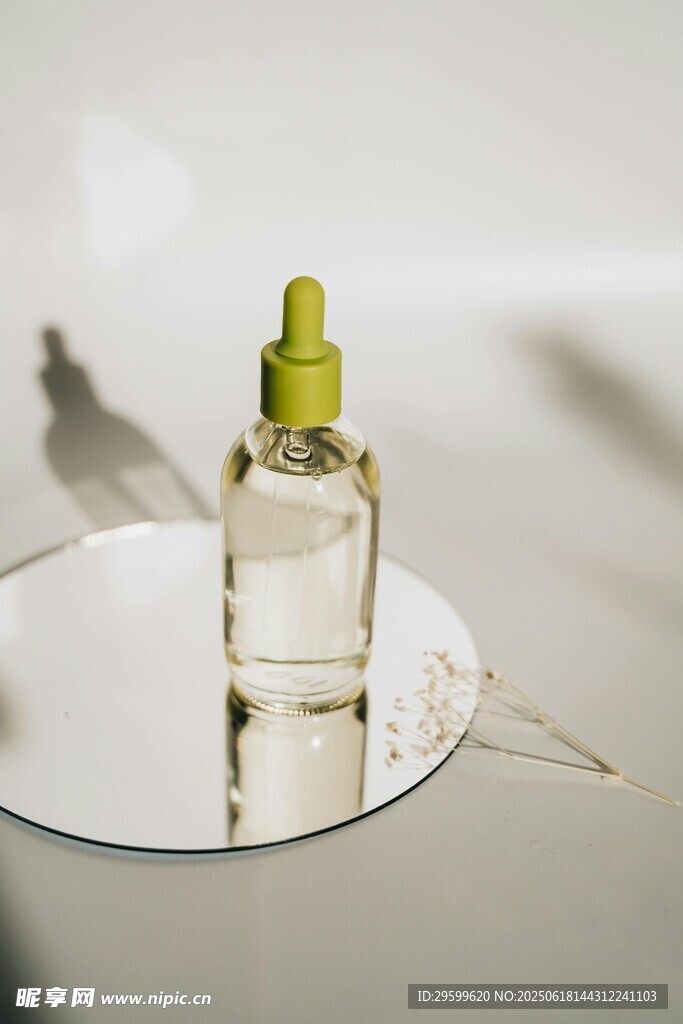 精致香水瓶置于镜面之上