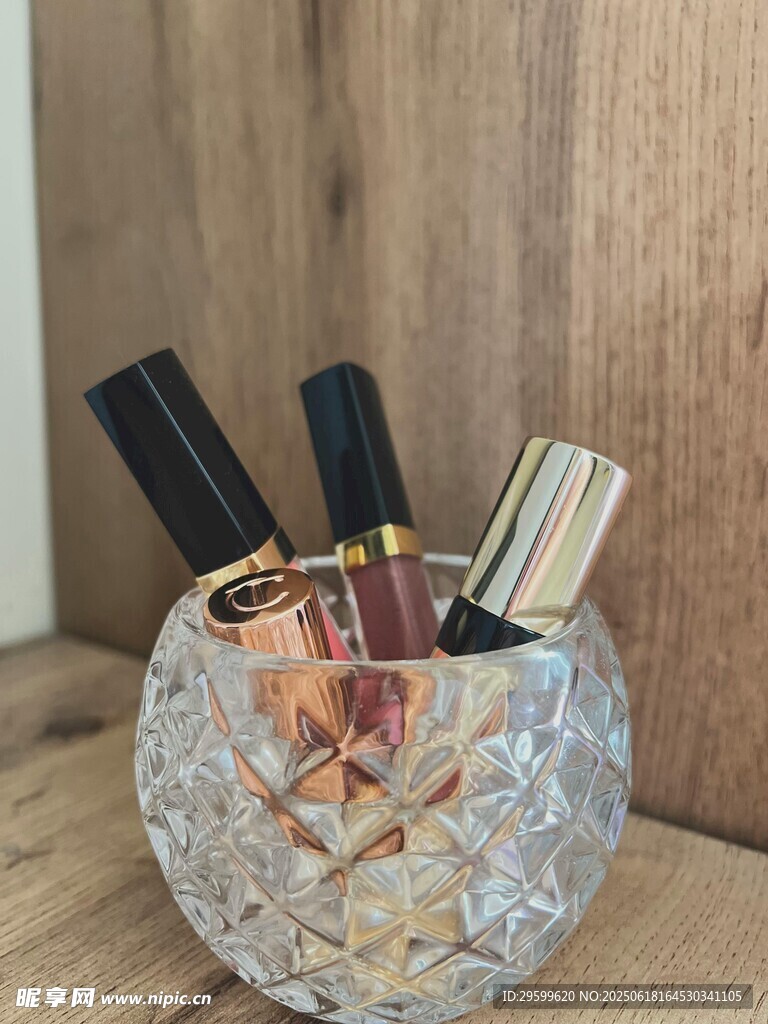 透明容器中的多彩美妆用品