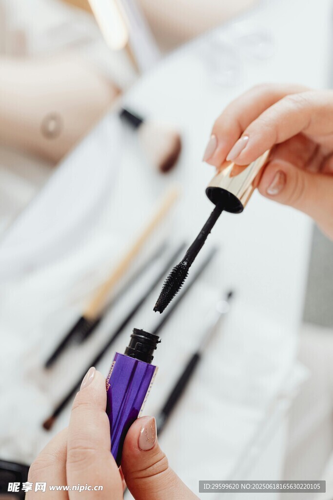 手持紫色美甲工具特写