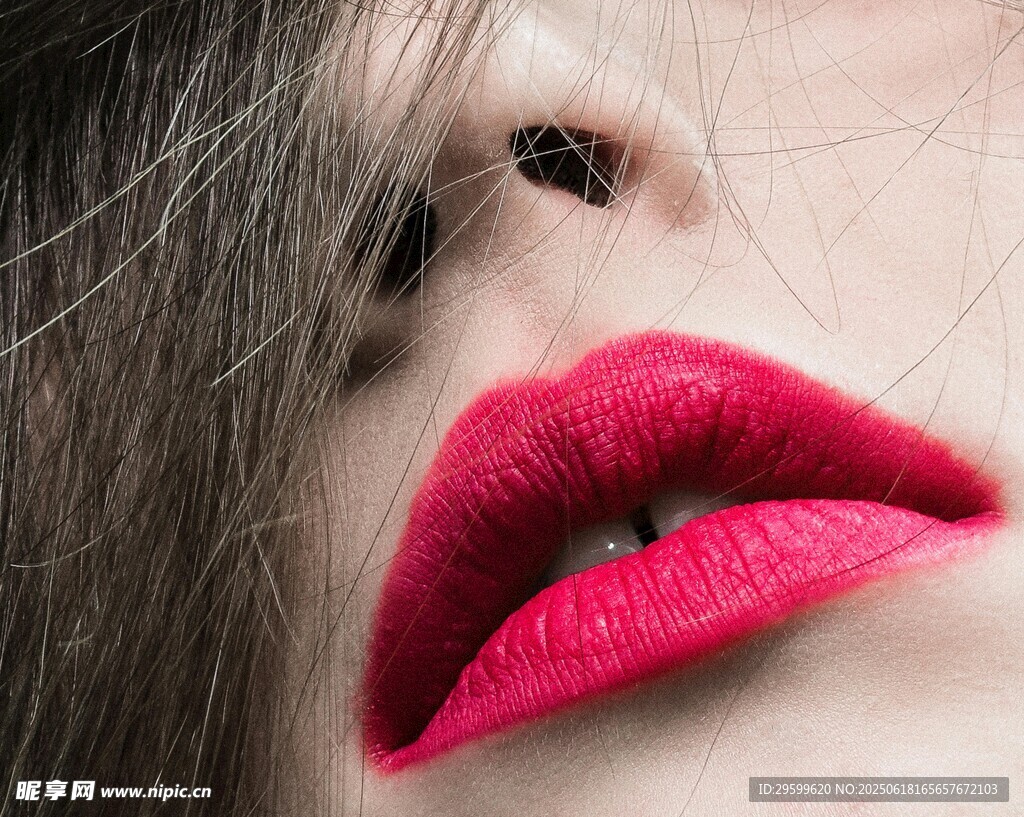 鲜艳红唇特写