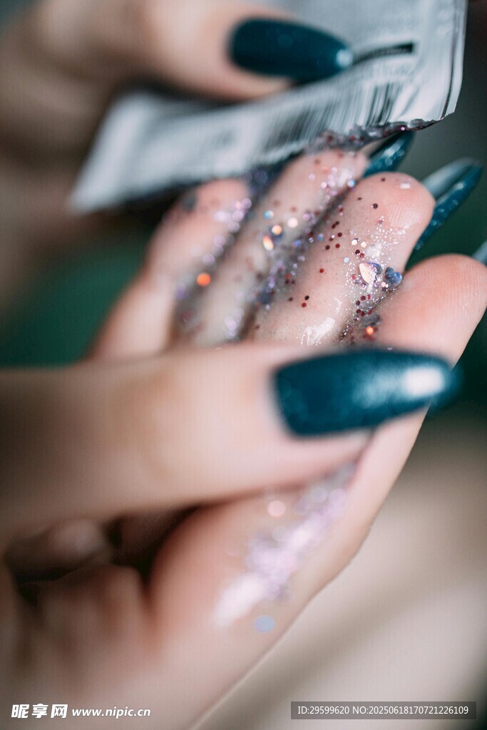 美甲师精心制作美甲瞬间