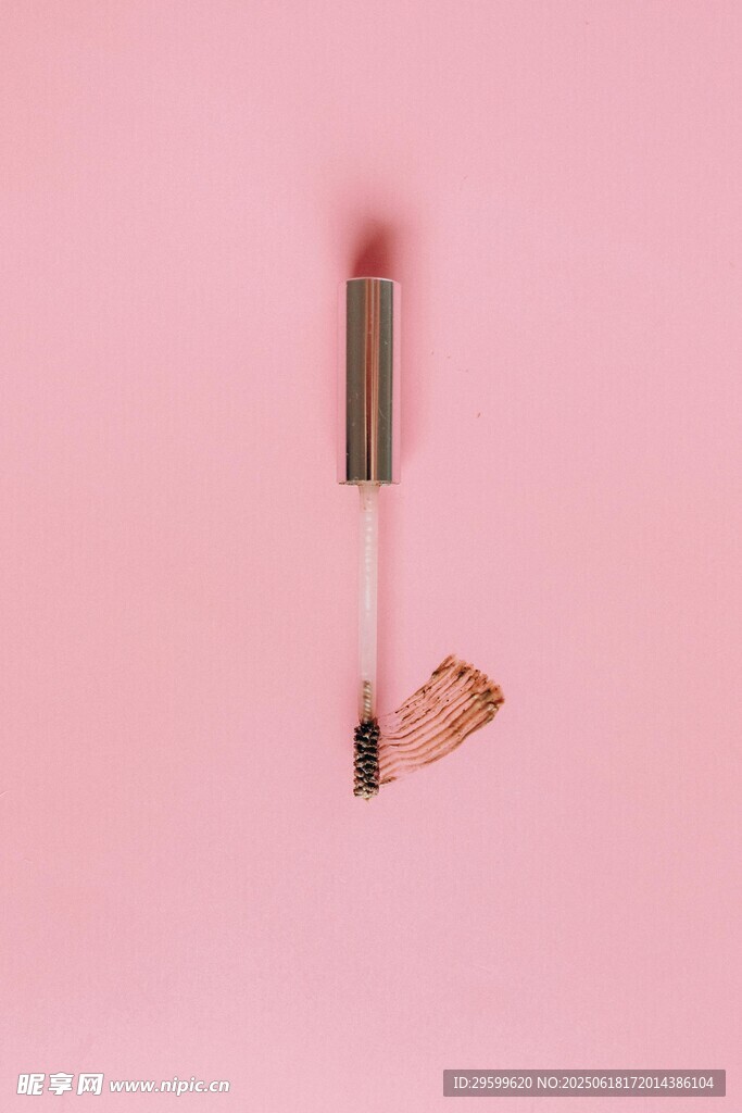 粉色背景下的精致唇彩