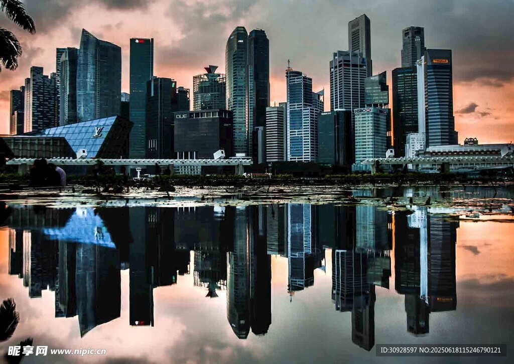 城市天际线的黄昏倒影