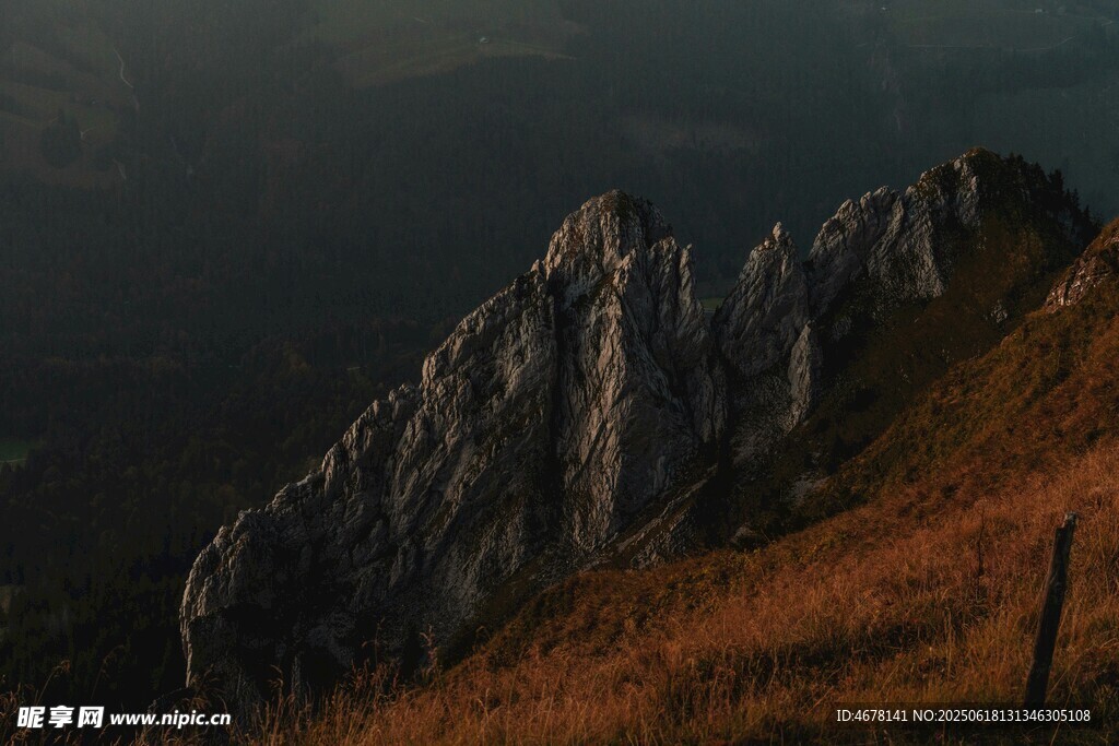 黄昏下的嶙峋山峰