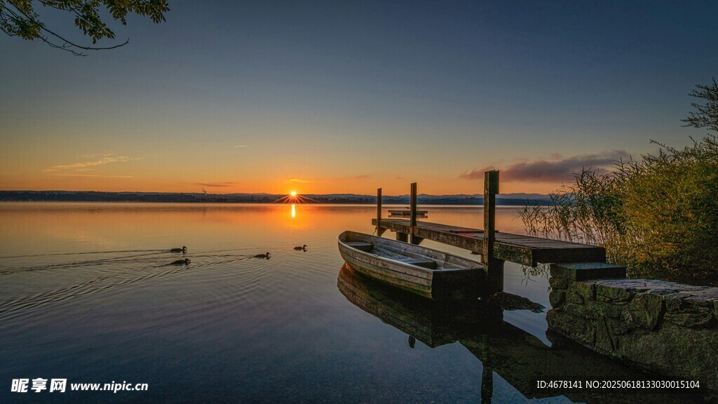 湖畔码头的绝美日落景色