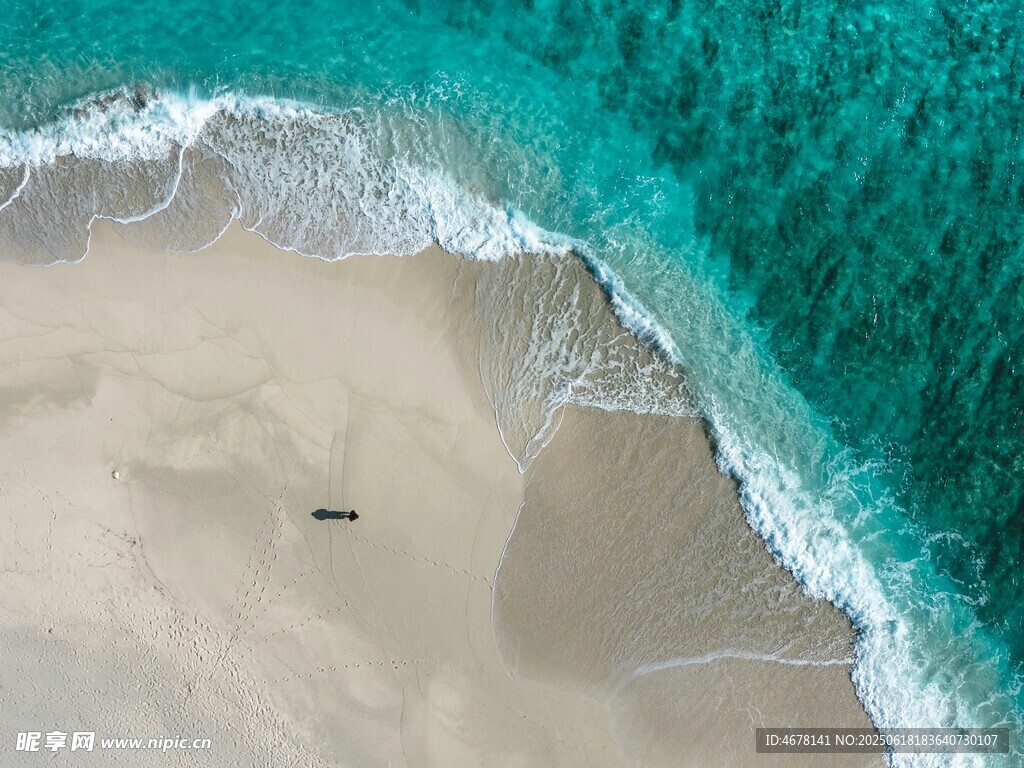 俯瞰沙滩与碧蓝海浪