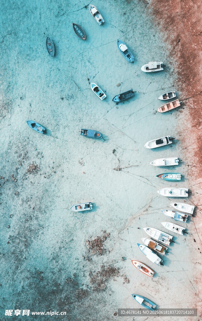 俯瞰海边停泊的众多船只
