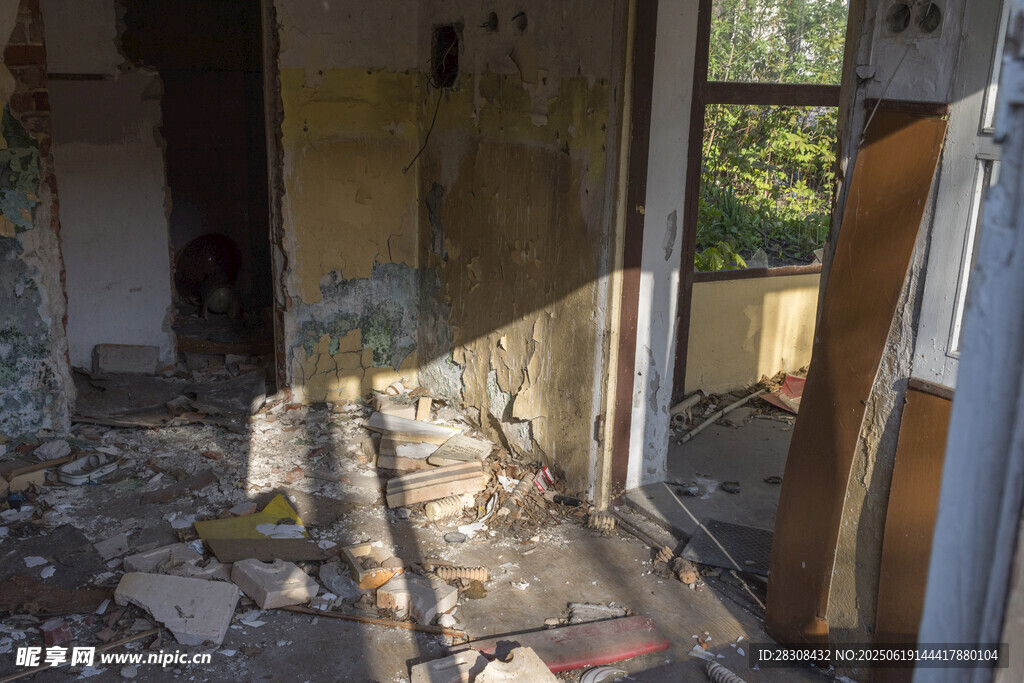 废弃房间内的杂乱破败景象