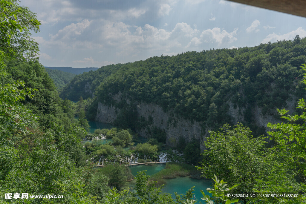 山间翠绿河谷美景