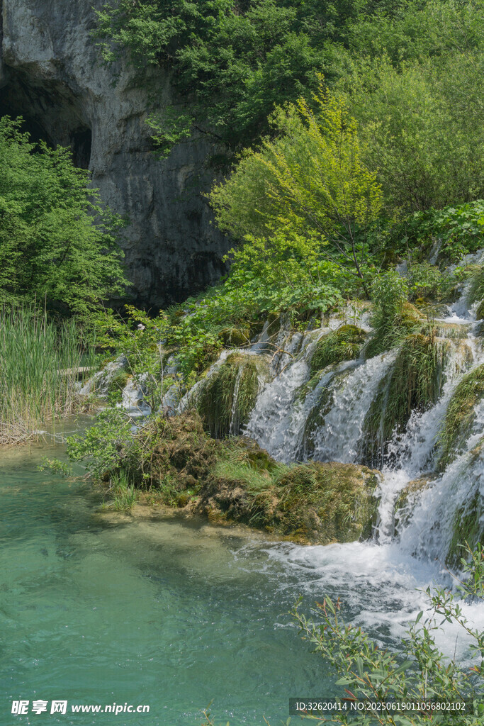 山间秀丽瀑布与碧绿湖水