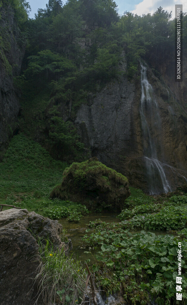 山间瀑布下的绿意景致