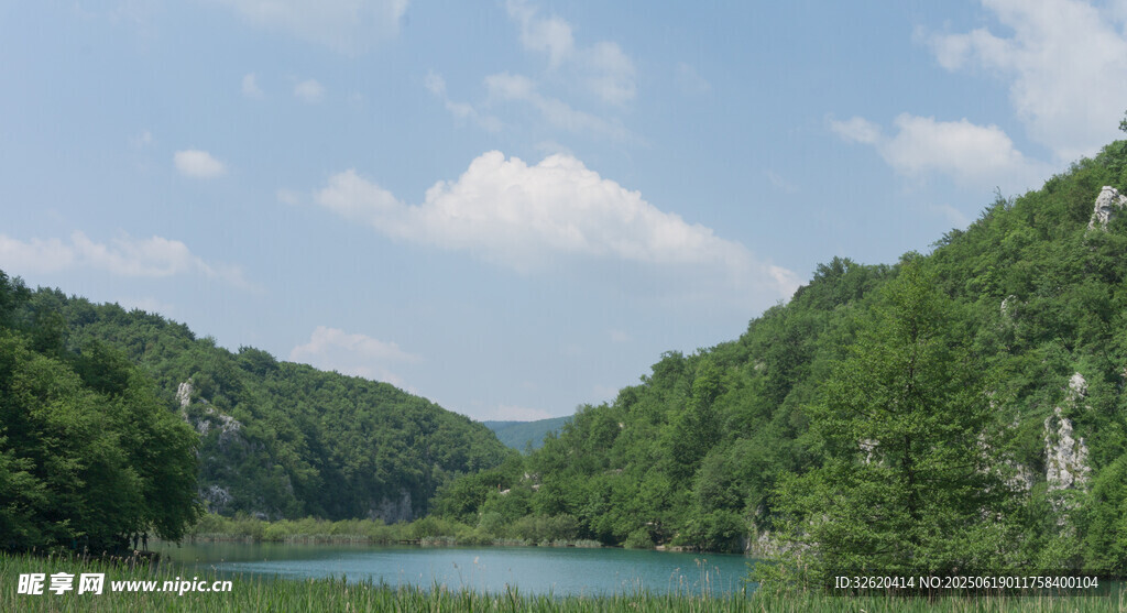 青山环抱的宁静湖泊