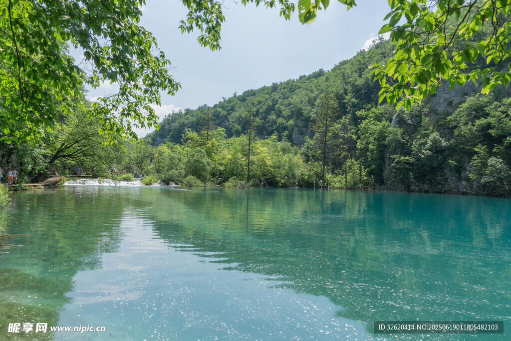 清澈碧绿的山间宁静湖水
