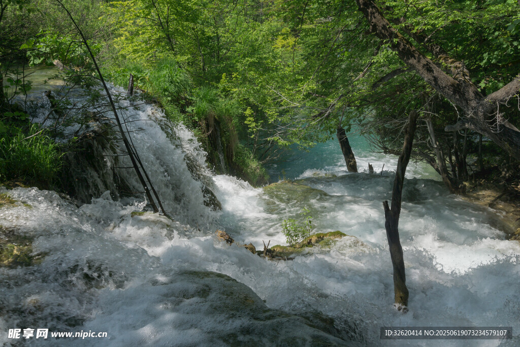 山间湍急溪流与瀑布景观