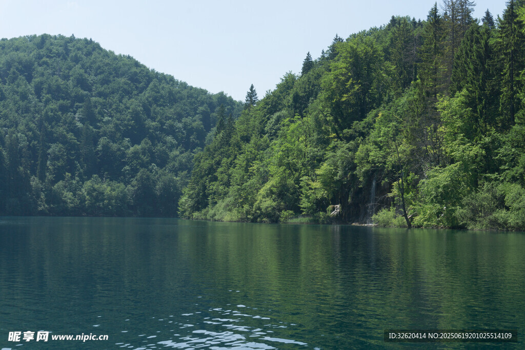 宁静山林环绕的碧绿湖泊