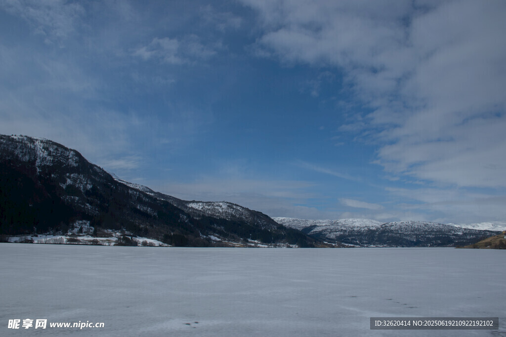 冬日冰封湖面与远山美景