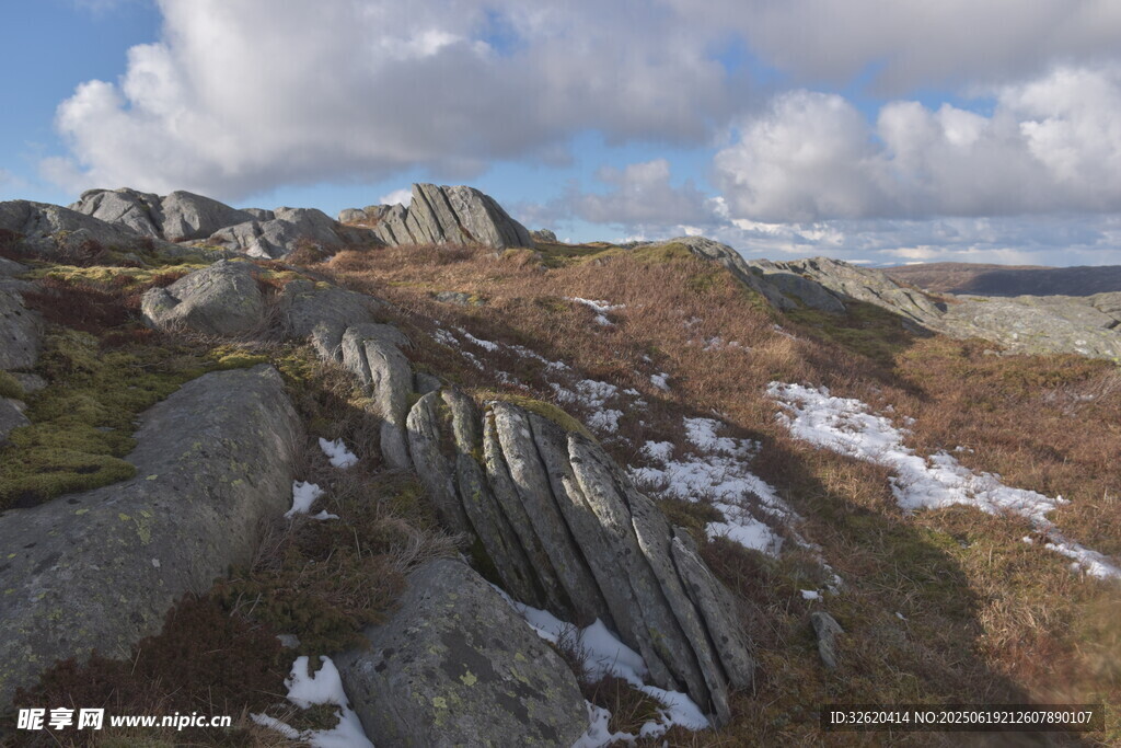 壮丽山景 岩石与残雪