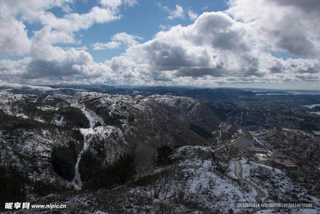 雪覆山峦 云绕天地美景