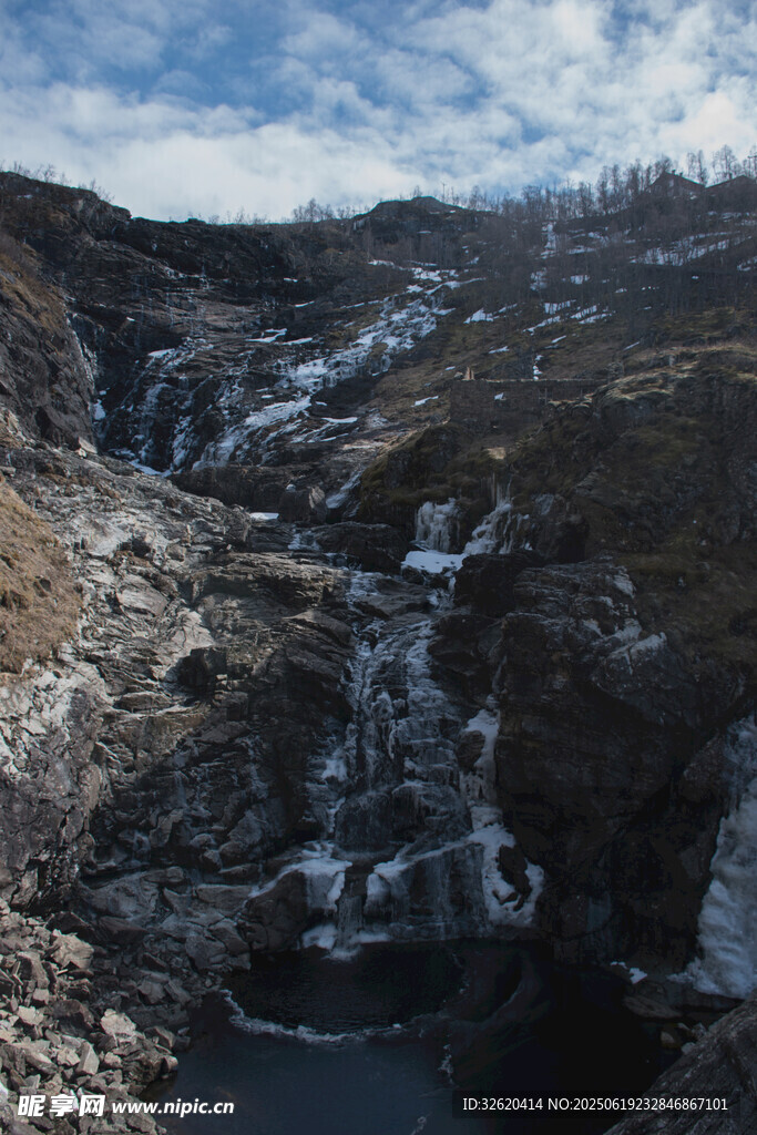 冬日山间冰封瀑布景观