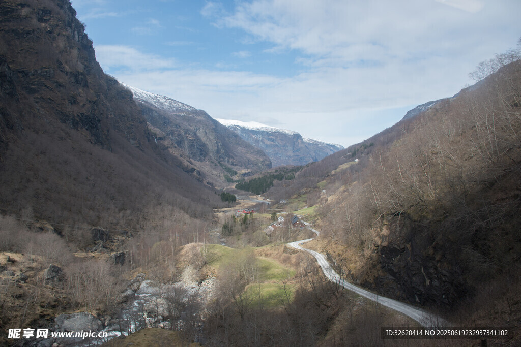 山谷中的蜿蜒道路与美景