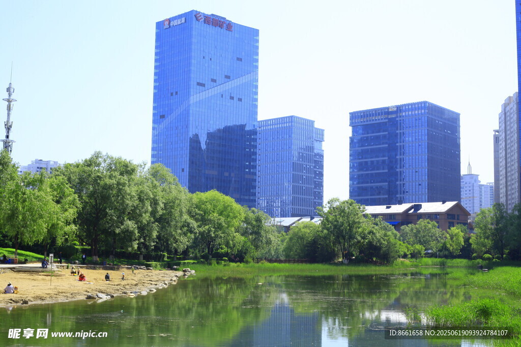 城市河畔的现代建筑风光