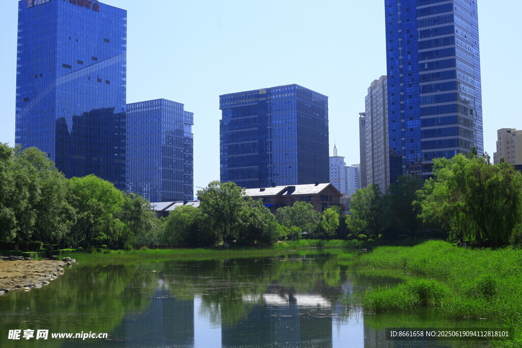 城市湖畔的现代建筑景观