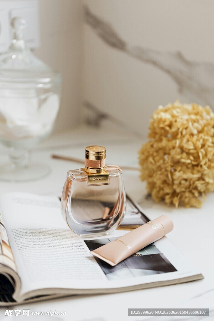 精致香水瓶与装饰摆件