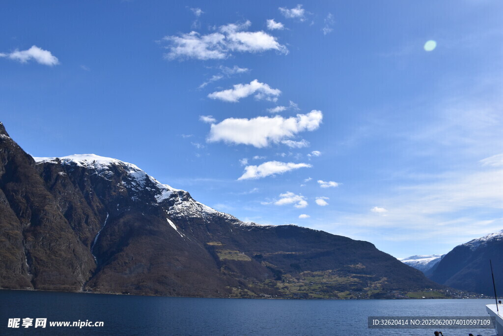 壮丽山水间的蓝天美景