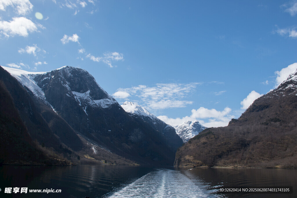 峡湾风光 山水相映成趣