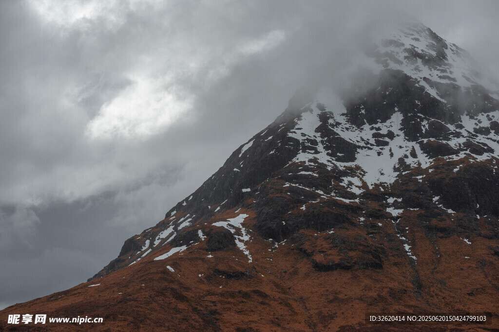 云雾缭绕的雪山景观