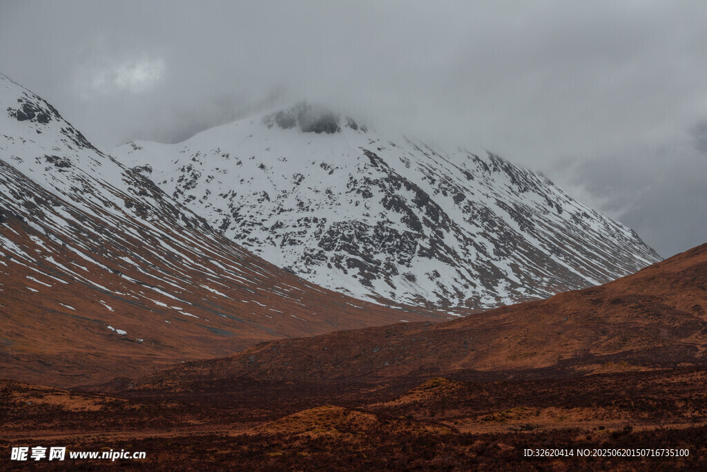 雪山下的棕褐山地景观
