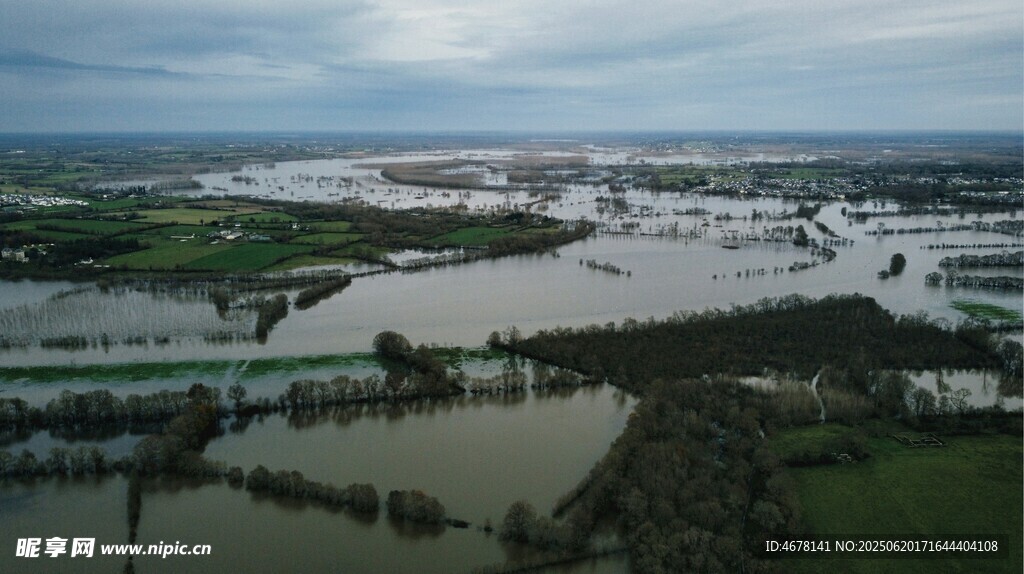 洪水泛滥的广袤平原景象