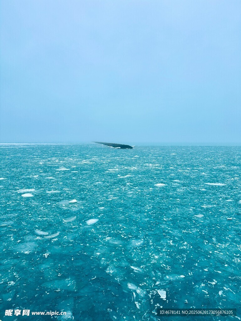 碧海蓝天中的孤舟