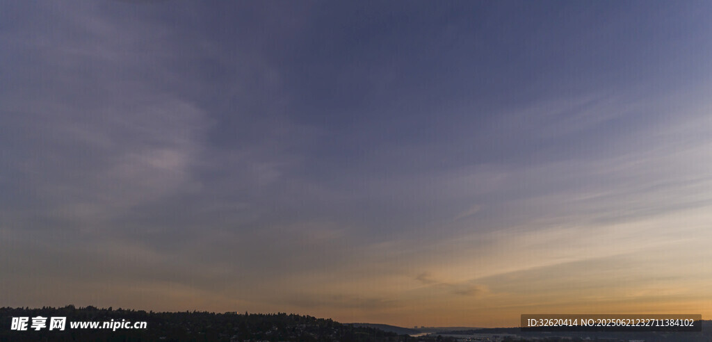 黄昏时分的天空与远山