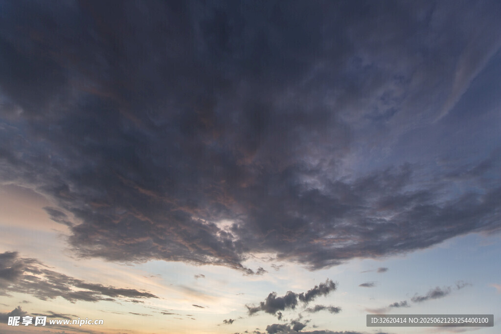 阴沉天空下的壮丽云层景观