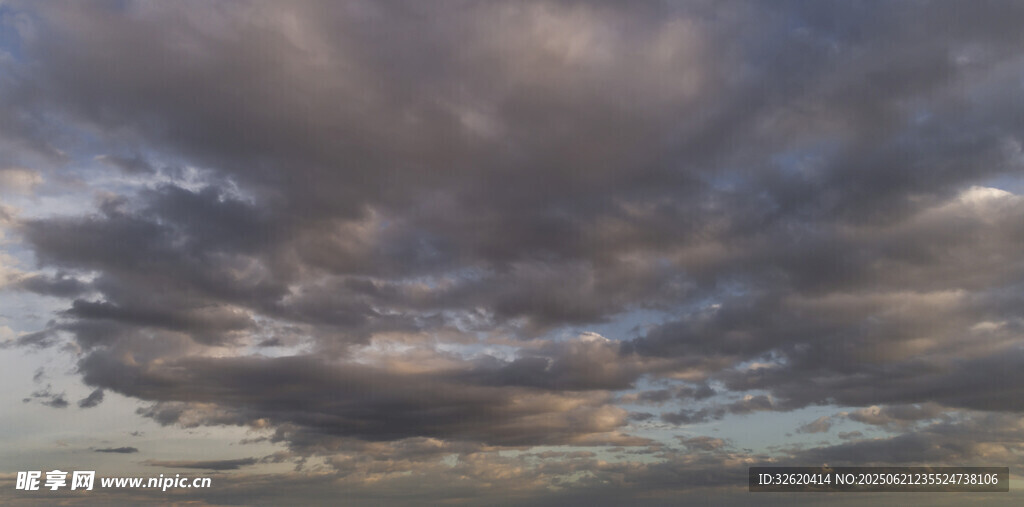 黄昏时分的壮丽云层