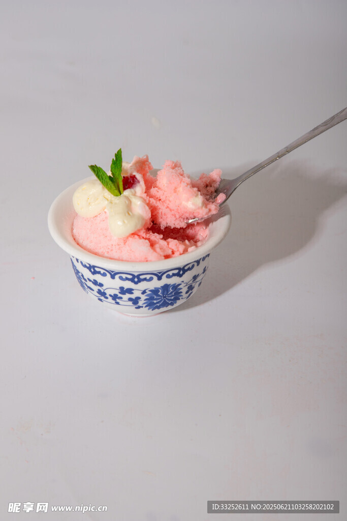 蓝白碗中的美味草莓冰淇淋