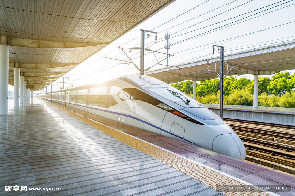 高铁站台上的高速列车